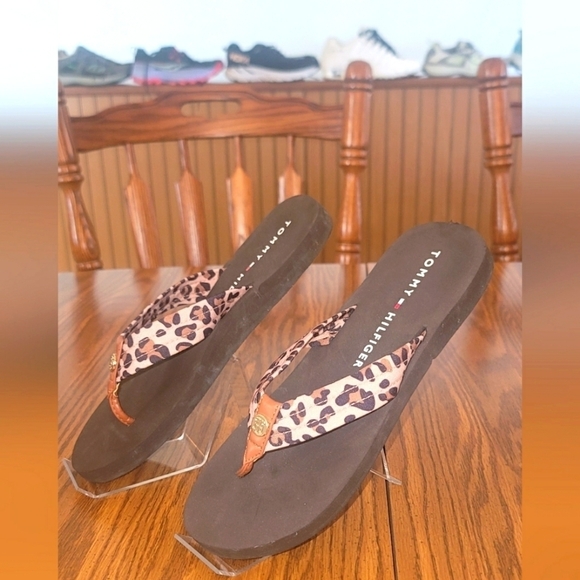 Leopard print Tommy Hilfiger flip flops. - Picture 4 of 7